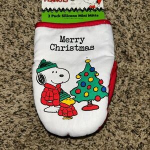 Snoopy Christmas Oven Mitts